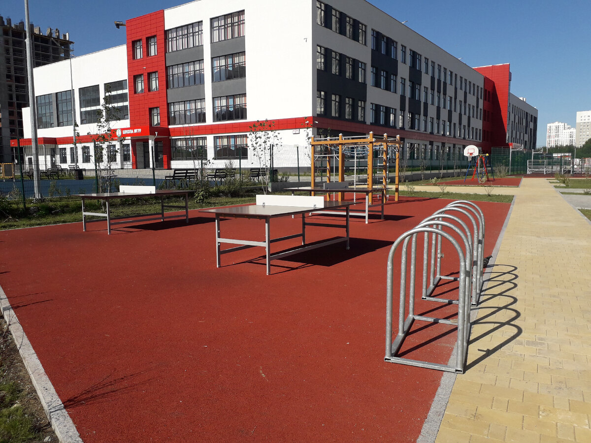 Все новые школы в Екатеринбурге строятся с современными спортплощадками. Фото автора.