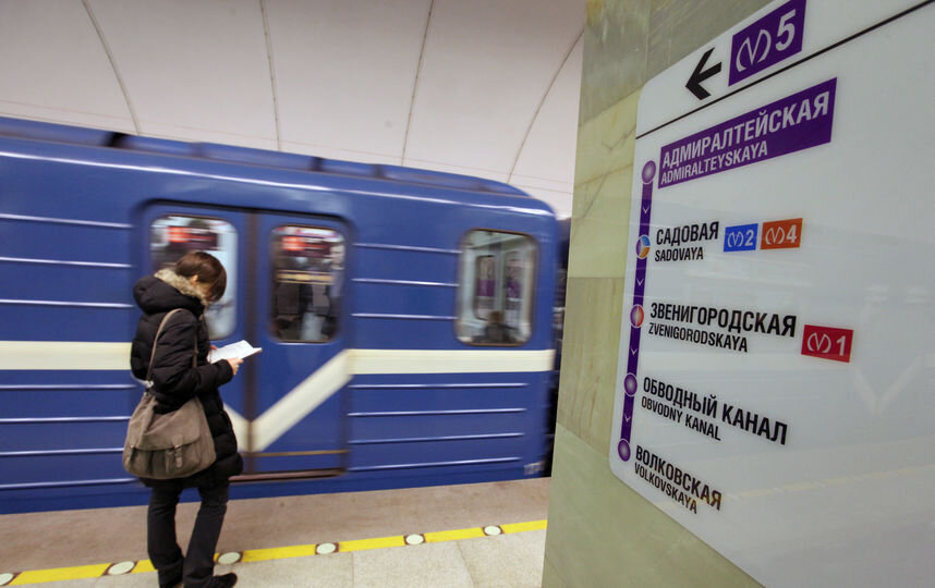 Метро спортивная время. Указатели станций в метро СПБ. Навигация метро СПБ. Навигация в питерском метро. Таблички в Петербургском метро.