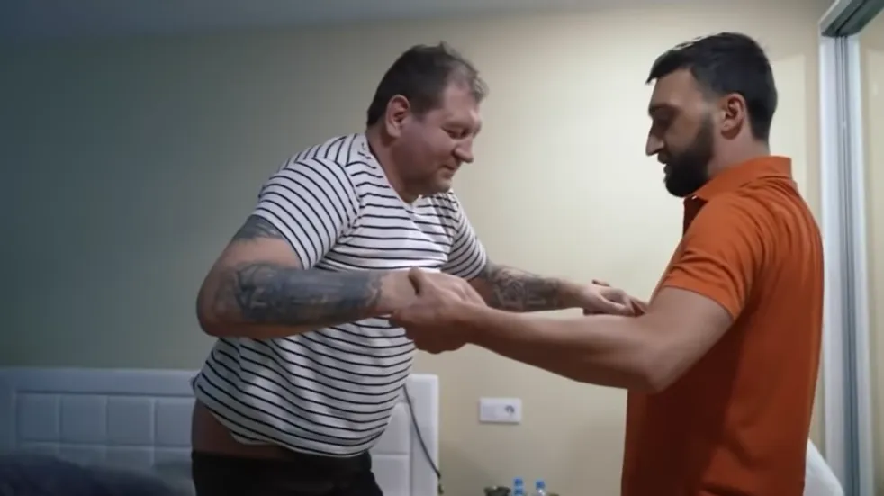 фото из ролика где Емельяненко выводят из запоя.