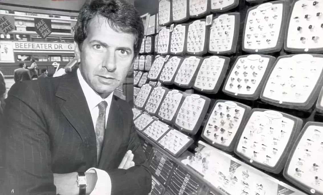 Джеральд Ратнер в корне изменил этот рынок, он задействовал новую для того времени стратегию – начал продавать украшения из драгоценных металлов по доступным ценам.