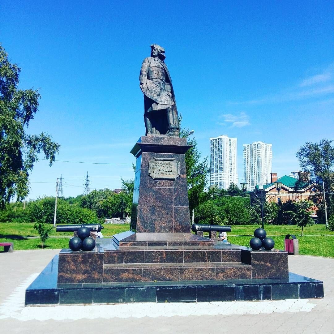 Создателем какого памятника был в н татищев. Памятник Татищеву Пермь. Татищев основатель Перми памятник.