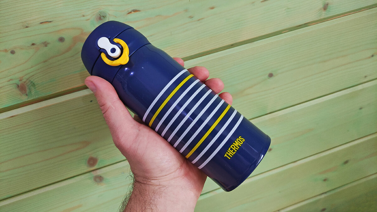 Thermos JNL-402 в руке лежит удобно. Листайте дальше ->
