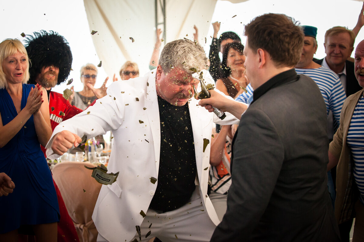 Кстати, в фильме "Горько" для ведущего много узнаваемых моментов, в том числе и этот...