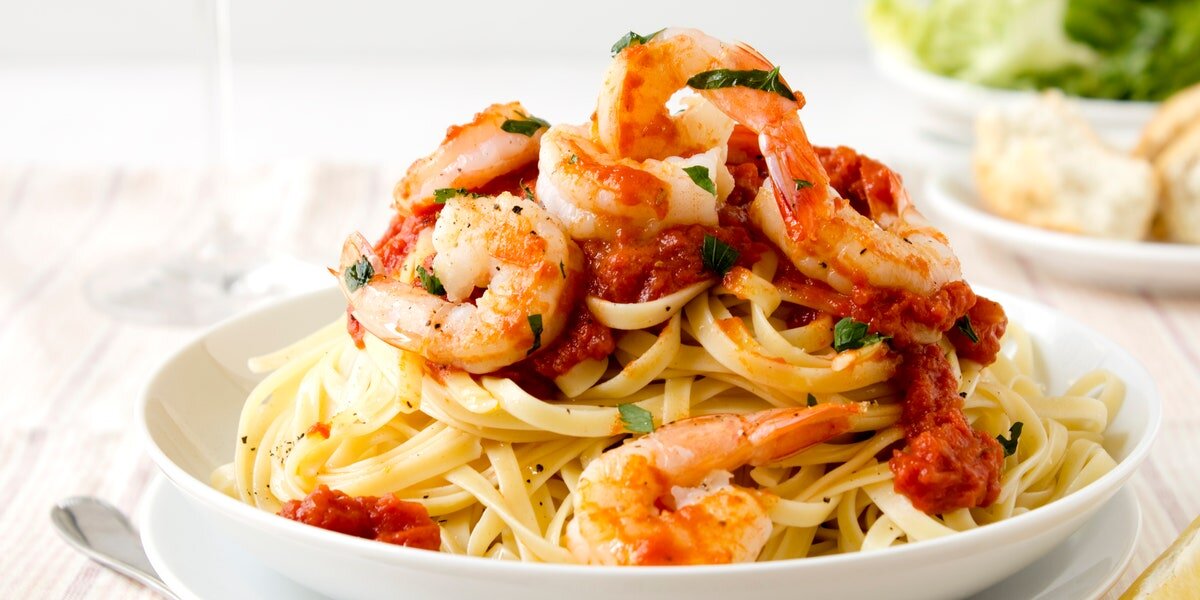 https://media.lacucinaitaliana.com/photos/5e98c7ee7dd21300081d4588/2:1/w_1200,c_limit/linguine%20with%20shrimps.jpg