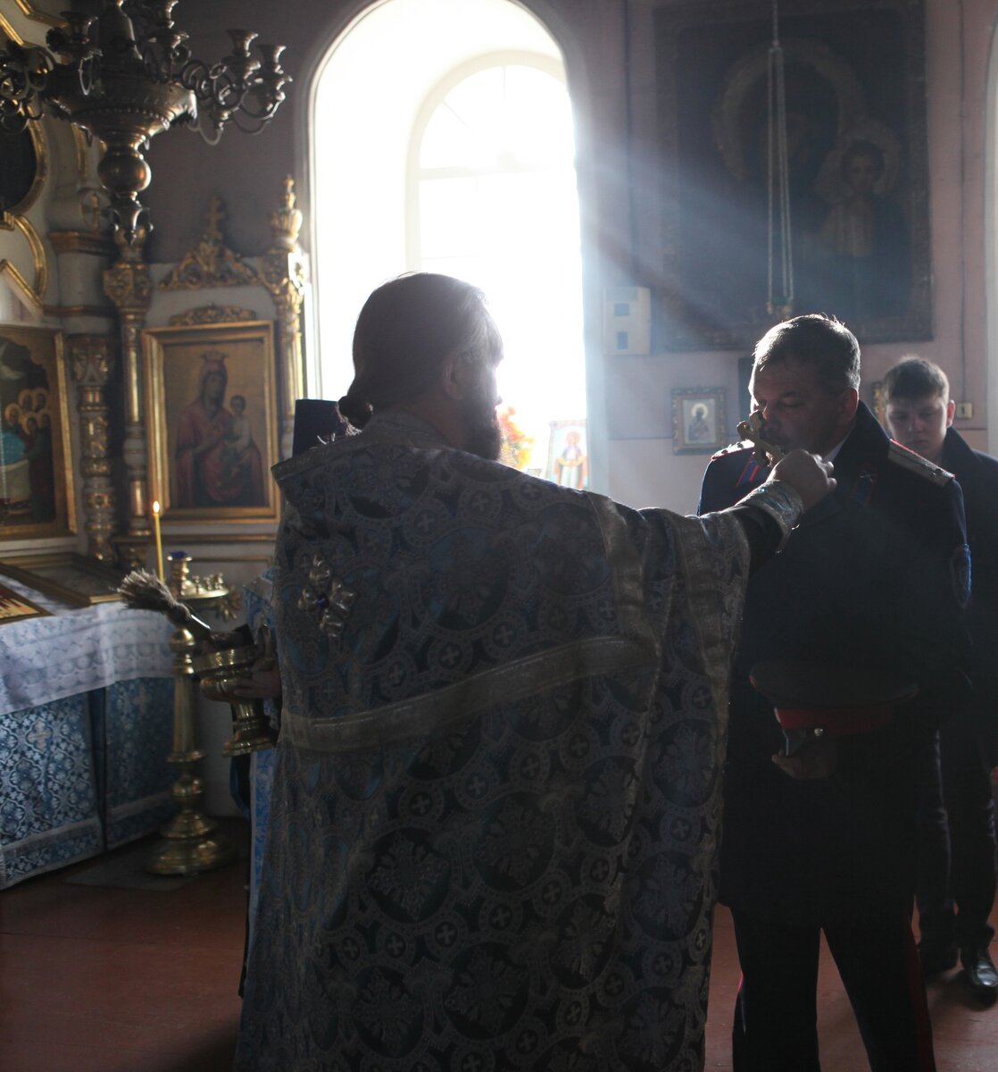 Приход бояться. Господь Церковь. Боязнь церкви. Служащие люди в церкви. Разрешает ли Церковь.