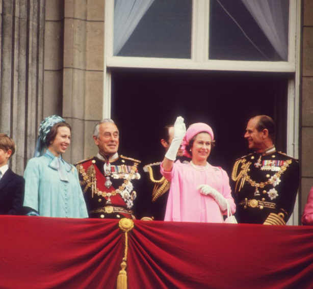 Королева на балконе Букингемского Дворца в день празднования Серебряного Юбилея своего правления
