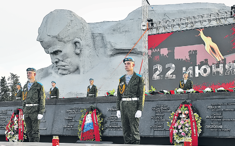 Монумент «Мужество»  в Брестской крепости - суровый символ несгибаемой стойкости наших братских народов в годы войны. Фото: БелТА