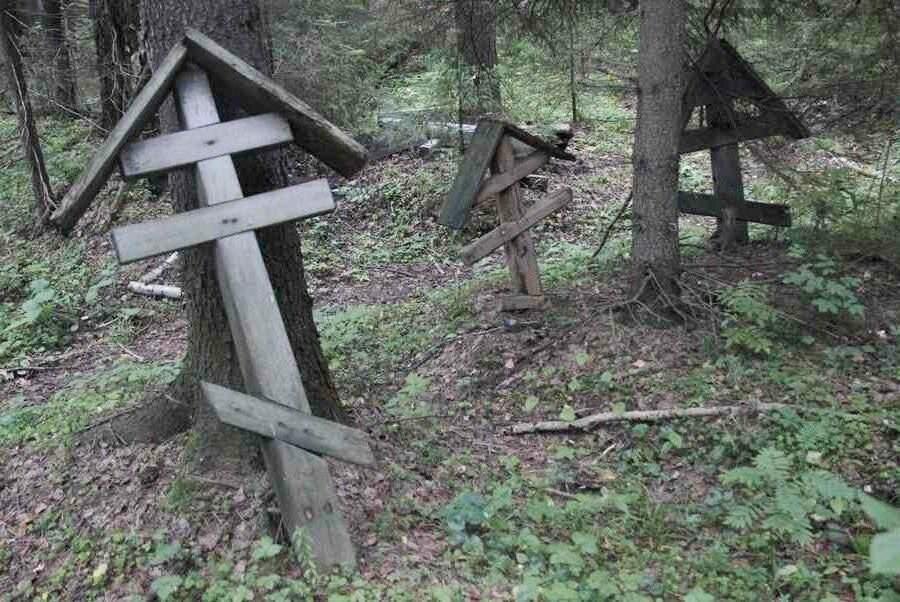 Крест на кладбище