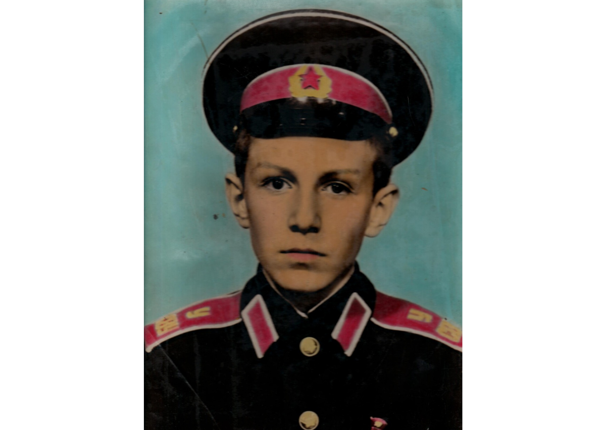 При этом мой папа из поселка Переяславка Хабаровского края. У него не было никаких связей или блатных родителей, поэтому в Суворовское училище он поступил сам, своими мозгами. А училище, в которое автоматически зачисляли всех суворовцев, было не очень престижным. Когда мой папа узнал, что в ДВОКУ в Благовещенске зачислили другого студента со средним баллом 3,5, ему стало жаль своих усилий. Не для того он старался учиться и зарабатывал балл 4,9, чтобы его отправили в училище, которое ему не нравится. А нравилось моему папе училище ТОВВМУ им. С.О. Макарова во Владивостоке.