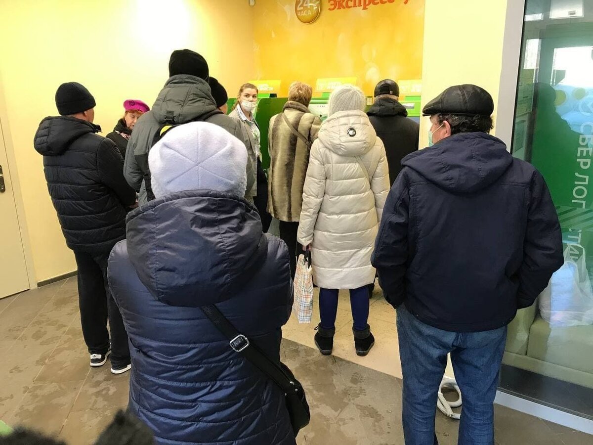 Очередь в Сбербанке на снятие наличных. Источник изображения: Яндекс Картинки