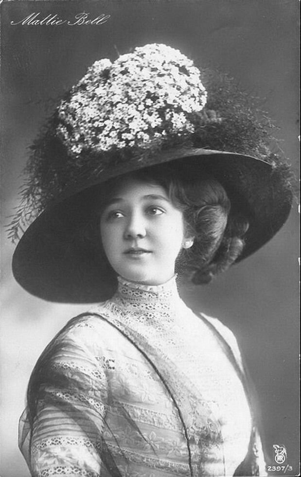 Шляпка, похожая на корзинку с цветами, открытка начала 1910-х.