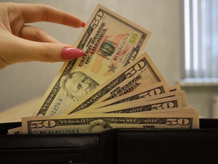 нельзя деньги давать из рук в руки