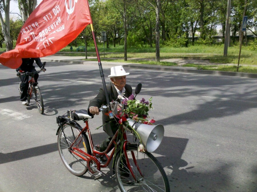 9 мая 2014 г. в городе Запорожье ветеран Великой Отечественной войны поставил на велосипед Красное знамя и в одиночку устроил Парад в честь Великой Победы! 