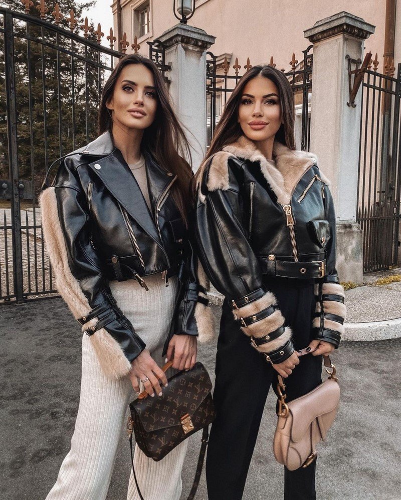 «Две девушки модели в кожаной одежде…» — создано в Шедевруме