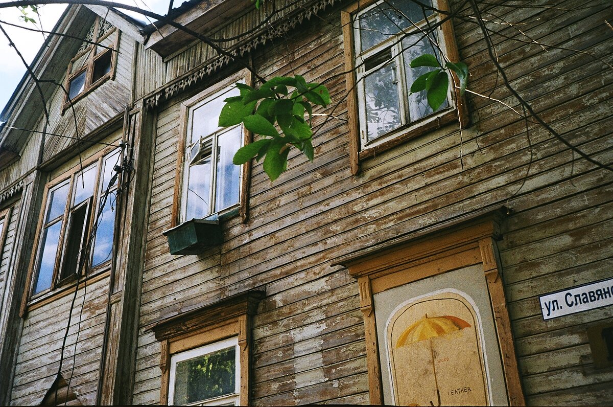 Окна были забиты деревянными панелями и со временем на них появились работы уличных художников