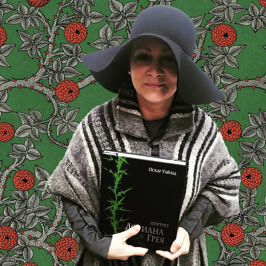 Ксения Лаврова с книгой в руках