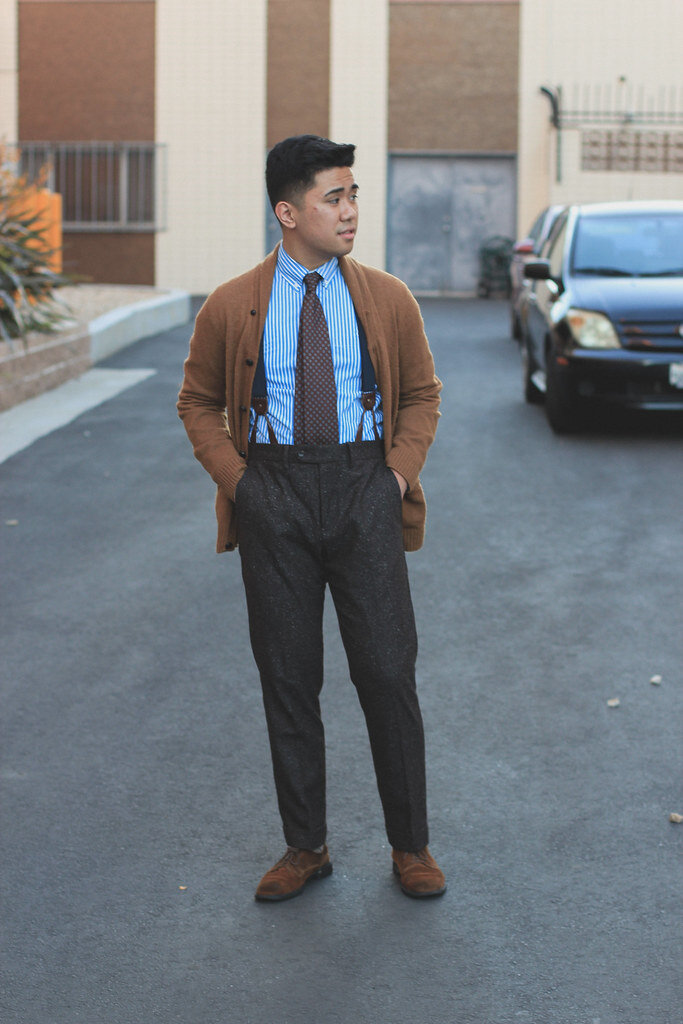 Брюки на подтяжках - где посадил, там и сидят. Можно не переживать.