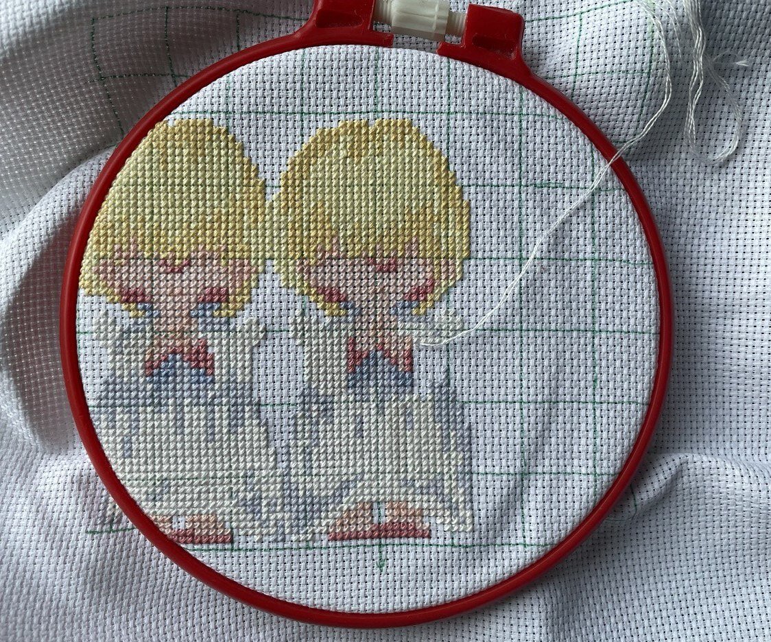 Elen in travel  вышивает ангелочков "Почти идеальный" от Дименшенс