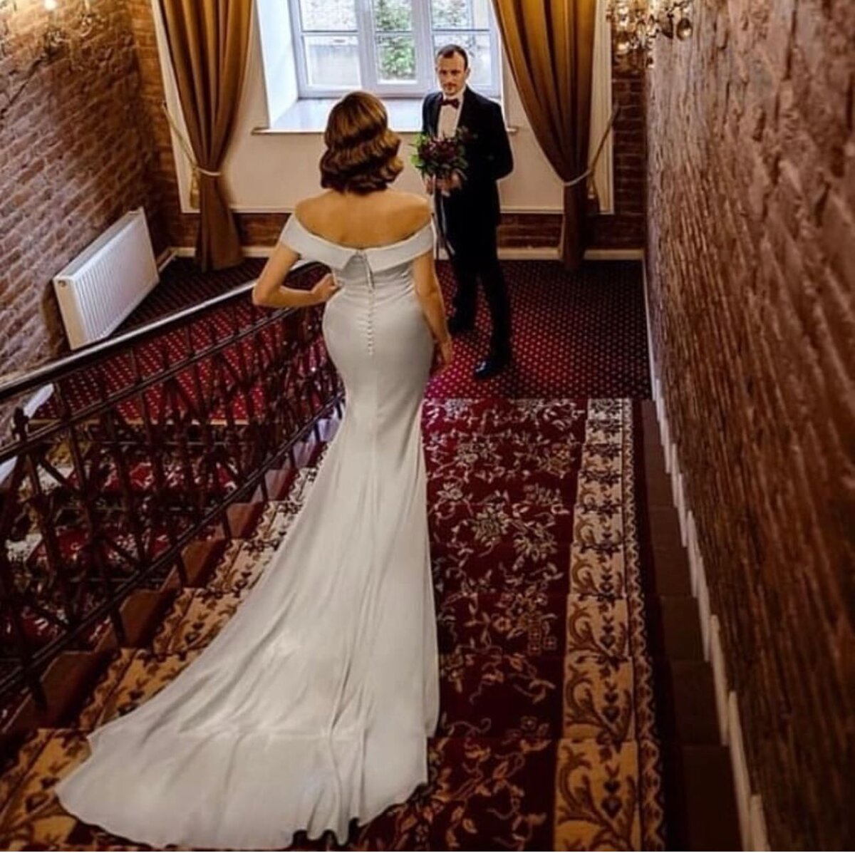 Утро невесты - один из самых волнующих и главных моментов в свадебной церемонии. Здесь важно все: атмосфера, настроение и детали. Отель Art Nuvo Palace часто выбирают пары в этот знаковый день. 
Мы рады предложить для наших гостей изысканные интерьеры нашего отеля и дать рекомендации, на что обратить внимание.  

1. Номер лучше выбрать на солнечную сторону и на верхнем этаже с балконом или окнами эркером, чтобы было больше света и красивый вид на крыши Петербурга. 

2. При бронировании Вы можете выбрать цветовое решение номера, наибольшей популярностью пользуются номера улучшенной категории с креслом-коконом в пастельных тонах. Отдавайте предпочтение интерьеру в светлых тонах – фотографии смотрятся намного аристократичнее и эффектнее. 

3. Рекомендуем бронировать заранее и по специальному предложению https://artnuvopalace.com/special-offers/
Мы предлагаем:
- Номер категории улучшеный
- Поздний выезд до 14:00
- Комплимент в номер ( Игристое вино и фруктовая тарелка или кофе с пирожным ) вариант который подходит Вам больше укажите при бронировании
- Фотосессия в интерьерах отеля

Бронирование данного предложения осуществляется не позднее чем за 2ое суток до даты заезда

Проведите это прекрасное утро вместе с Art Nuvo Palace. 

Наш канал Дизайнерский отель на Васильевском острове - Art Nuvo Palace для всех, кому интересен Санкт-Петербург, история города и Васильевского острова, истории самых замечательных людей Питера. Наш канал – для всех, кто планирует поездки в Санкт-Петербург, и туристические, и рабочие и личные. Ставьте лайк понравившимся материалам, подписывайтесь на наш канал, и вас ждет много увлекательной и полезной информации! Отель Art Nuvo Palace ждет вас! https://artnuvopalace.com/

