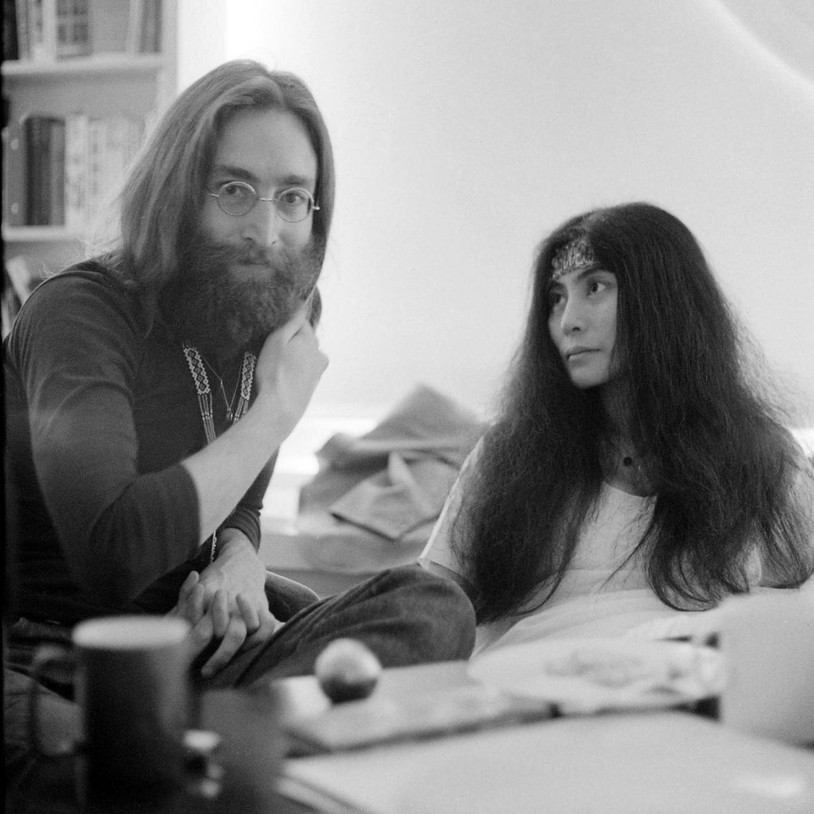 Джон Леннон и Йоко Оно в офисе Apple, Лондон, 1969 © PAUL MCCARTNEY/PHOTOGRAPHER: LINDA MCCARTNEY