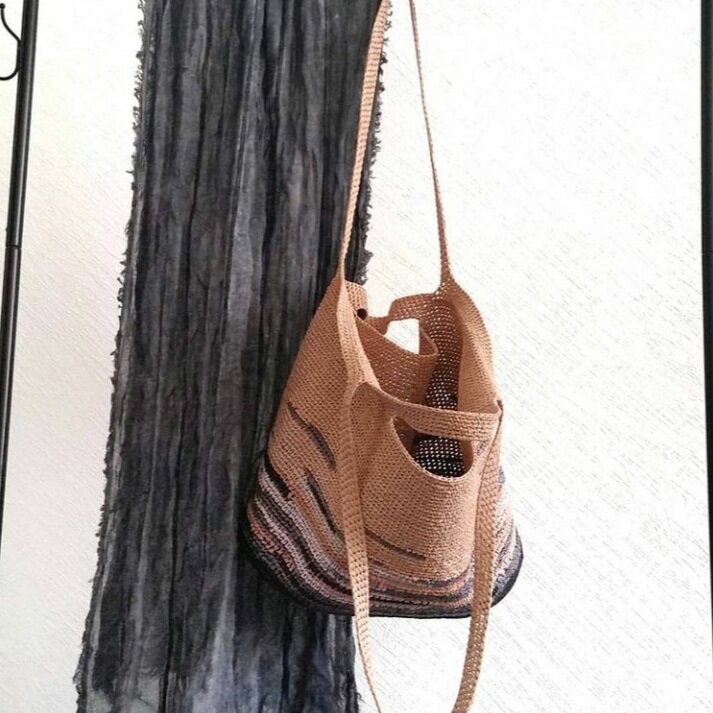 Сумка без фурнитуры, но с двойными ручками. Отделка - интересный жаккард крючком. Мастер @liza_shiyan.