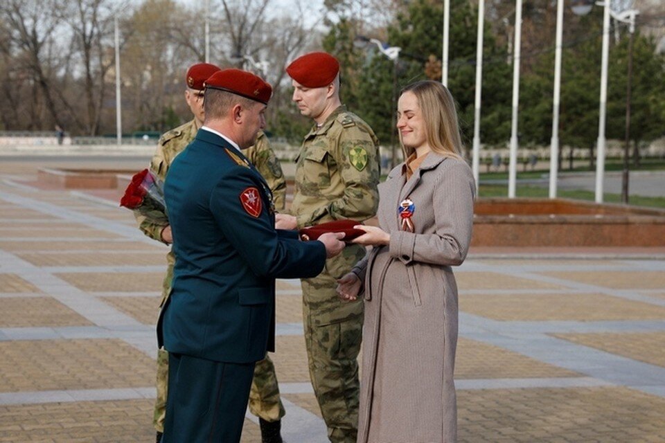     Краповый берет вручили вдове Героя России в Хабаровске. Фото: пресс-служба ВО ВНГ РФ