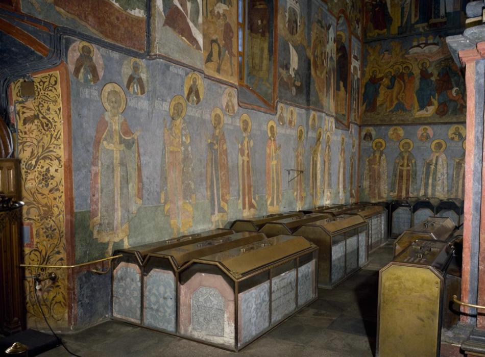 архангельском соборе московского кремля могила ивана грозного. могилы рюриковичей. архангельский собор кремля усыпальница. могила князя игоря рюриковича. архангельский собор усыпальница русских царей.