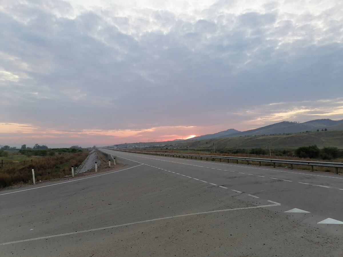 Восход над дорогой.