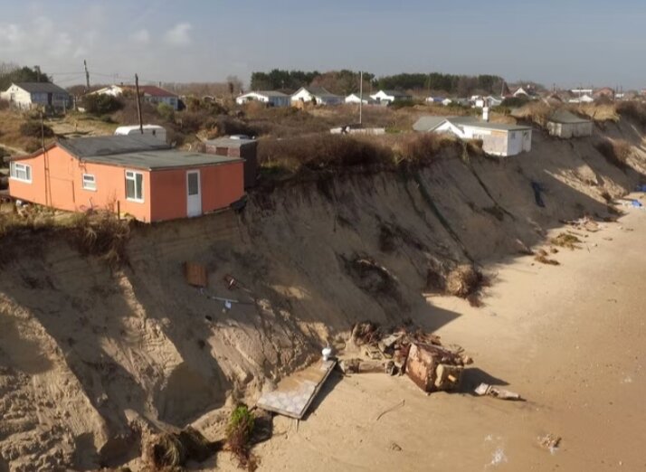 Дома стоят на краю утеса на Маррамс в Хемсби, Норфолк(Архив штата Пенсильвания)