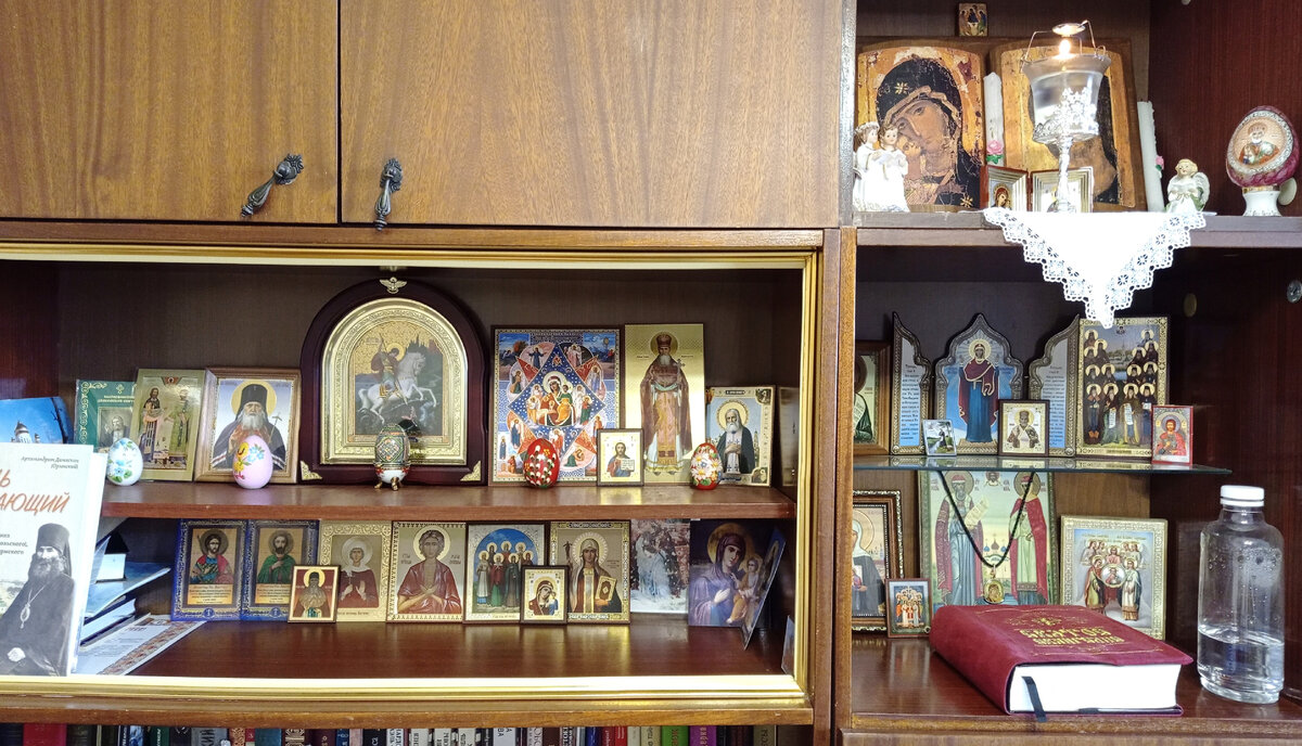 Наш красный угол или домашний иконостас. Поскольку мы люди кочевые, переезжаем с квартиры на квартиру, то пользуемся той мебелью, какая есть в съемной квартире. Здесь мы переделали советскую стенку под себя🌈