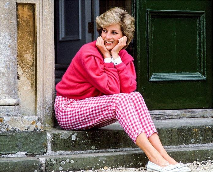 Принцесса Диана на ступеньках дома (Фото из интернета)