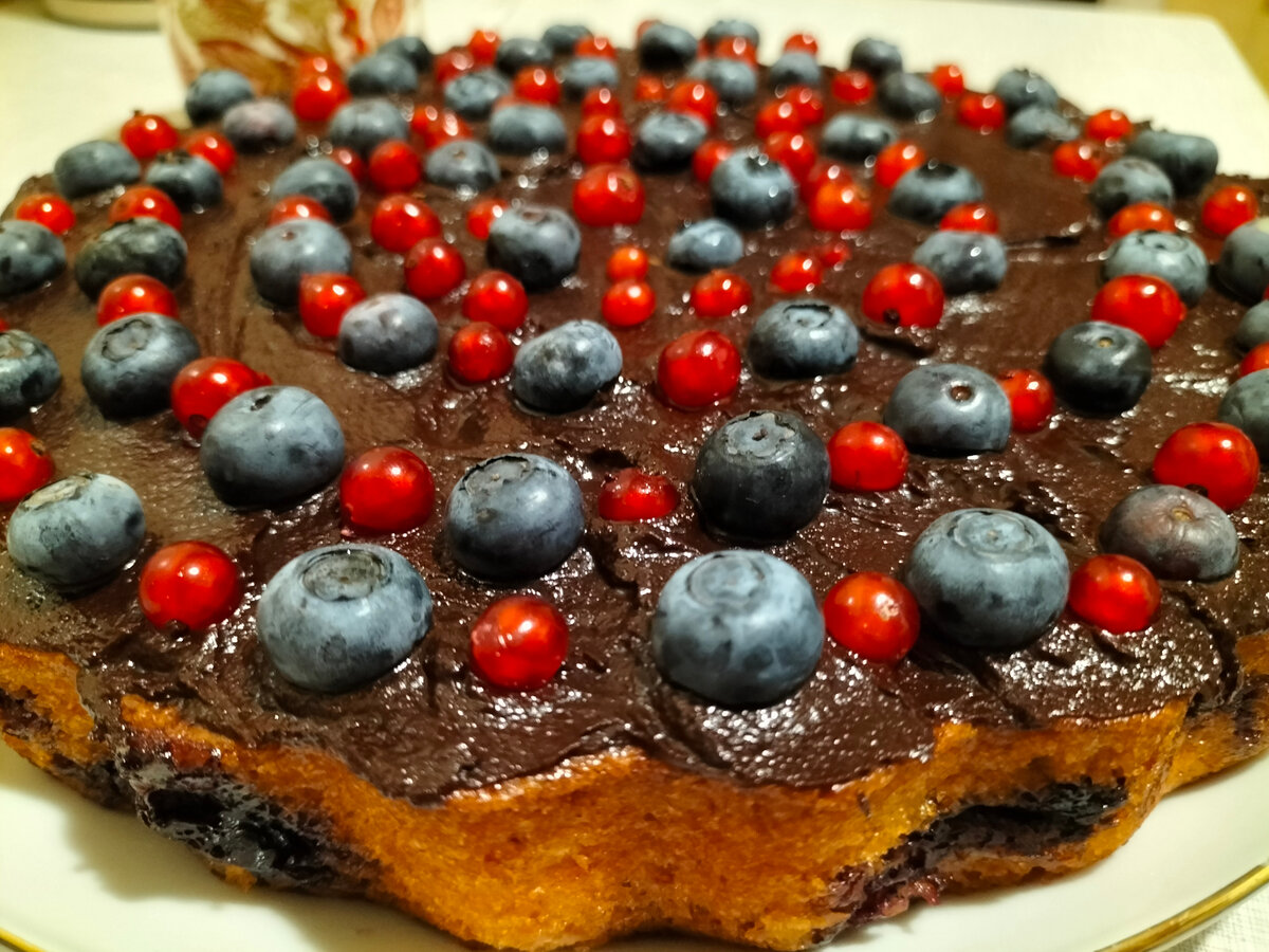 Летний фруктово-ягодный торт «Сметанник» с бисквитом