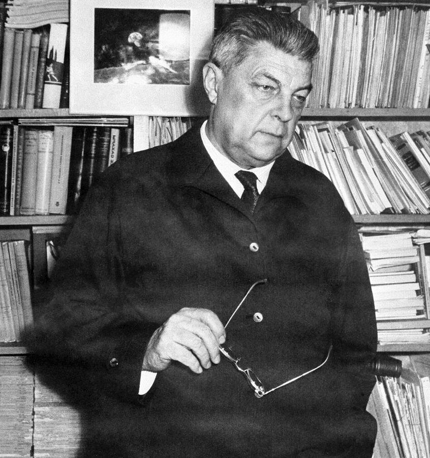 Ефремов на фоне книжных полок.