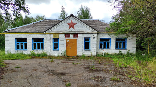 Заброшенный магазин в селе. Неожиданная встреча внутри. Здание администрации