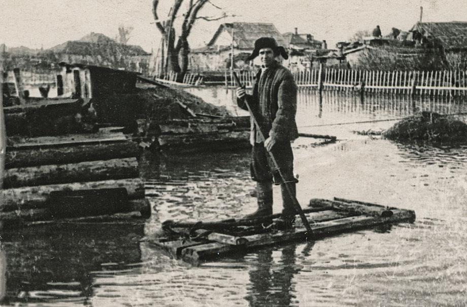 Наводнение 1957 года (Николай Бакаев запечатлел на фото своего отца). Фото предоставлено Анной Андреевой