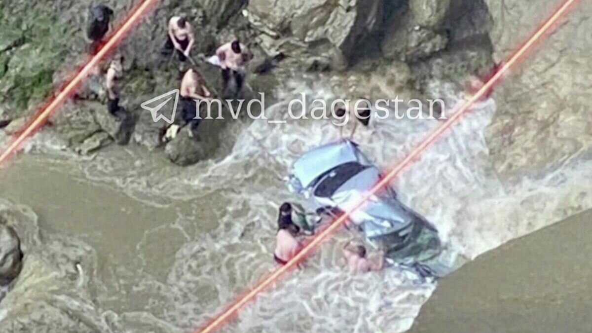    Автомобиль, сорвавшийся с обрыва в Хунзахском районе Республики Дагестан© МВД Дагестана