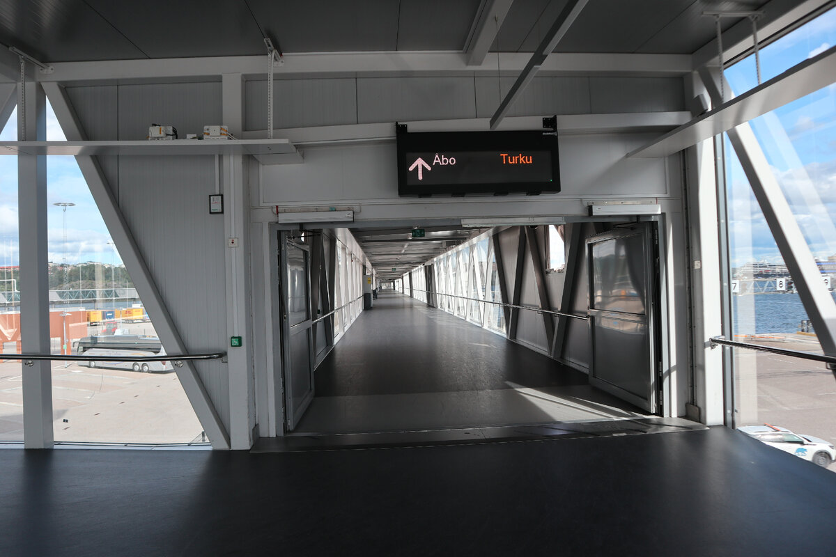 Гигантский дискобар на воде! Как выглядит изнутри десятипалубный паром из Стокгольма в Таллин