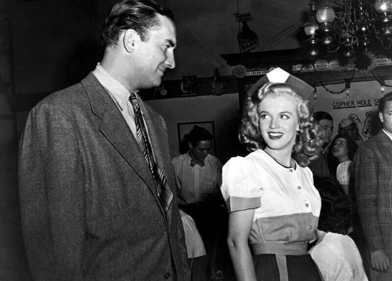 Мэрилин Монро в роли официантки Иви в фильме Опасные годы 1947 год. 