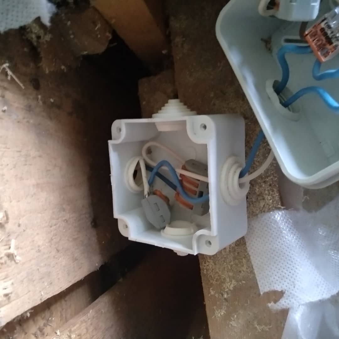 Провода тяжелые пришлось мастеру ставить 2 коробки :)