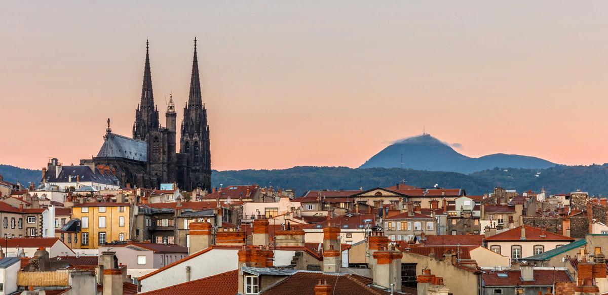 Клермон-Ферран - это и город, и гора (два хребта на заднем плане).