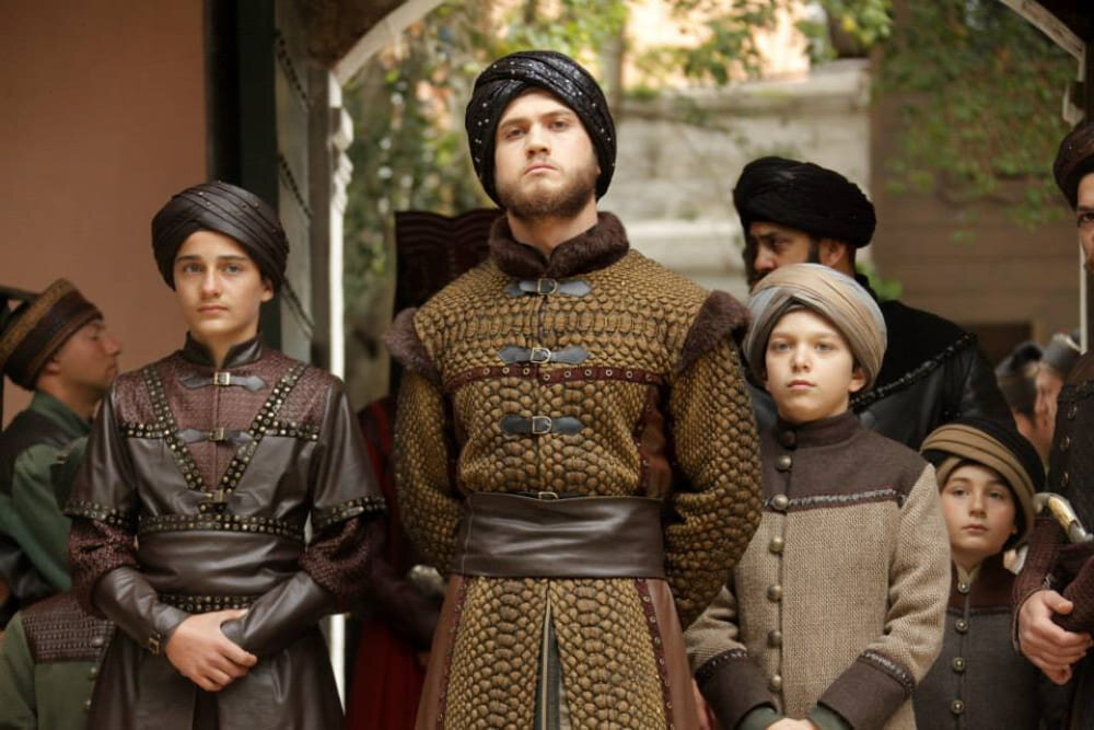 Шехзаде Баязид с детьми в сериале " Великолепный век".