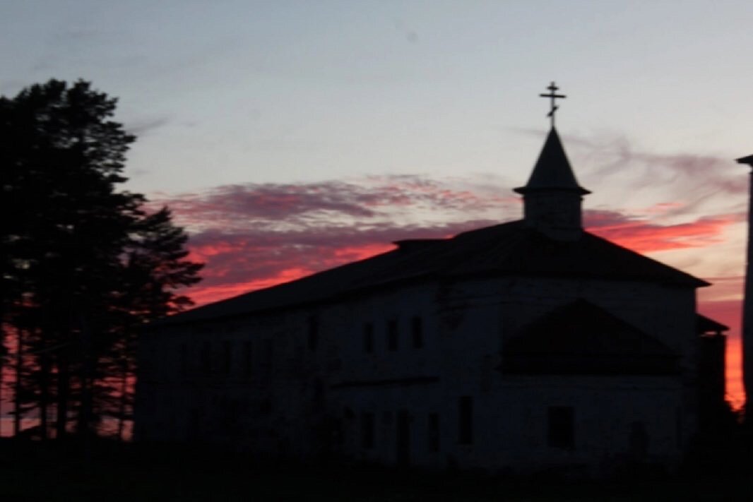 Монастырь на фоне кровавого северного заката: очень говорящая фотография 
