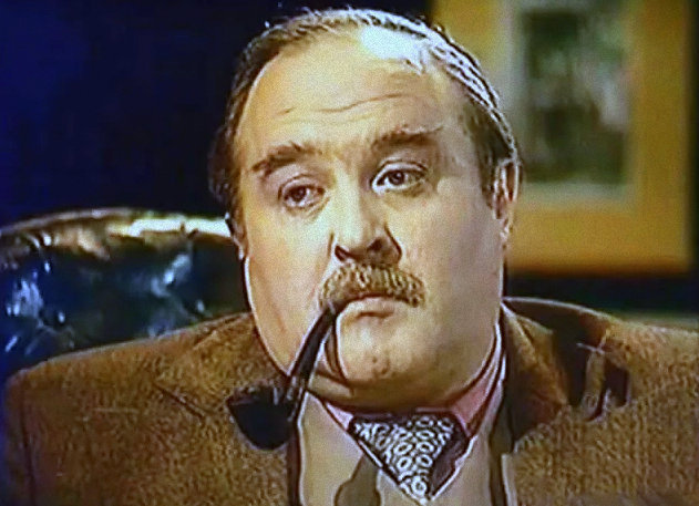 в фильме-спектакле «Мегрэ и человек на скамейке» актёр появлялся с собственноручно изготовленной трубкой