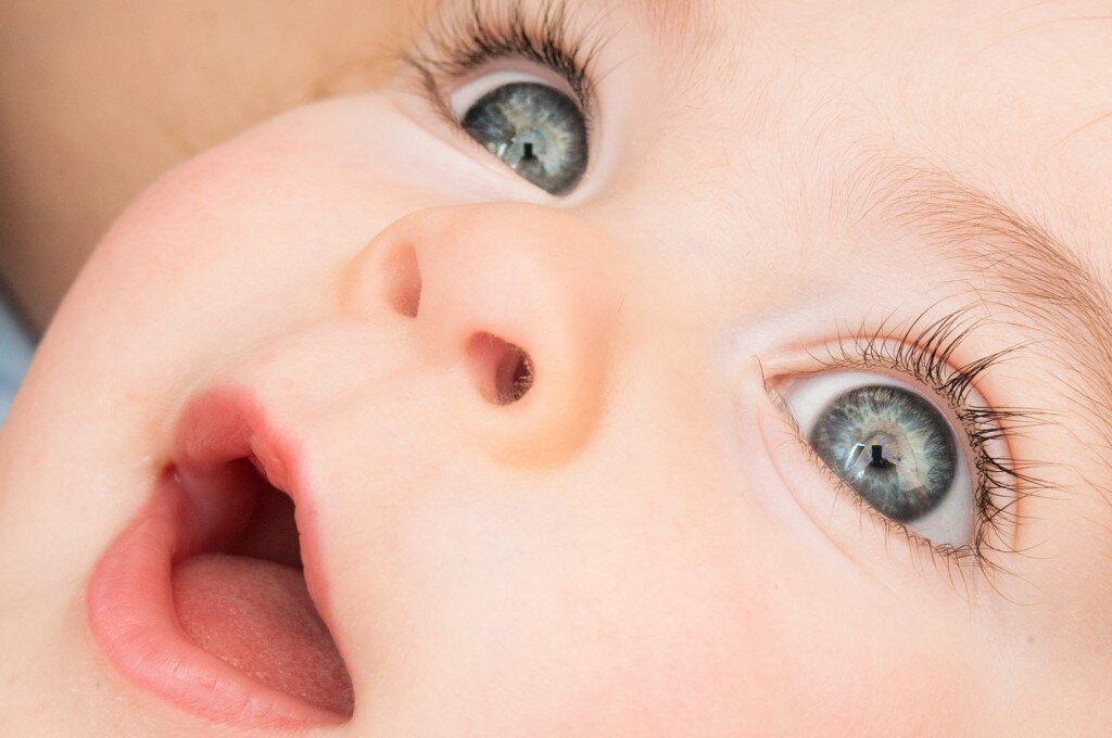 Детские глаза. Глаза младенца. Глаза новорожденного ребенка. Красивые детские глаза. Почему у ребенка голубые глаза