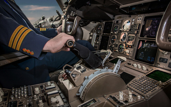 Здесь три полоски. Значит это кто? Второй пилот!