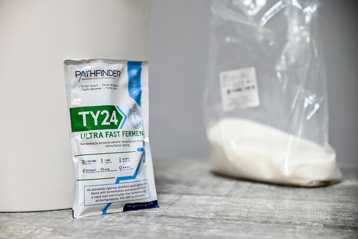 Фото: спиртовые дрожжи и сахар.