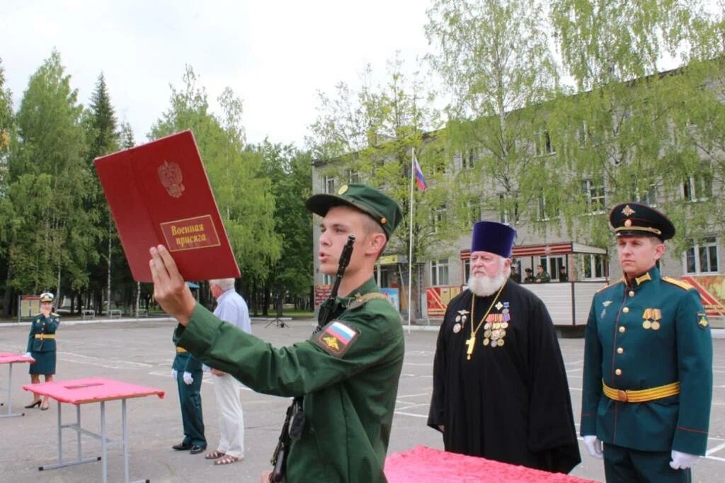 Солдаты по призыву принимают Военную присягу в воинской части войск связи
