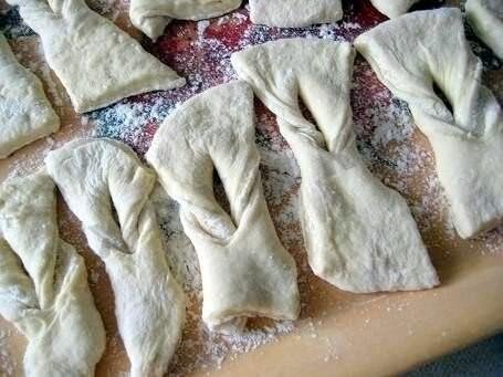 Как испечь пышный хворост на кефире? Кефир и яйцо заранее достаньте из холодильника, они должны быть комнатной температуры. Смешайте миксером яйца, сахар, ванильный сахар и соль. Добавьте кефир и 40 мл растительного масла. Затем добавьте просеянную муку и соду, замесите мягкое тесто (муки может понадобиться чуть больше или чуть меньше, смотрите по консистенции теста), оставьте минут на 20.