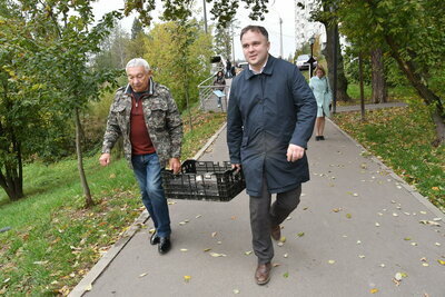   Глава городского округа Власиха Герман Потапчук лично выпустил в акваторию городского Верхнего озера 30 молодых Белых амуров ©Анна Крючкова Фото