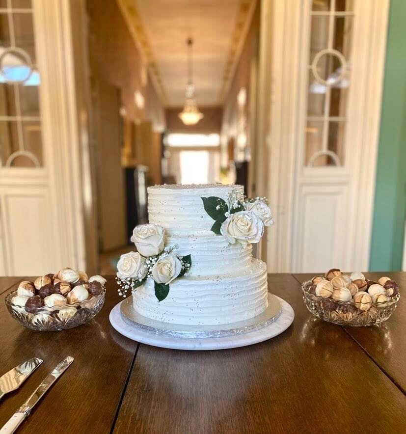 Традиционные многоэтажные тортики. Этот - шедевр моей прекрасной @Lusia Knight. Фото тоже из ее портфолио. 